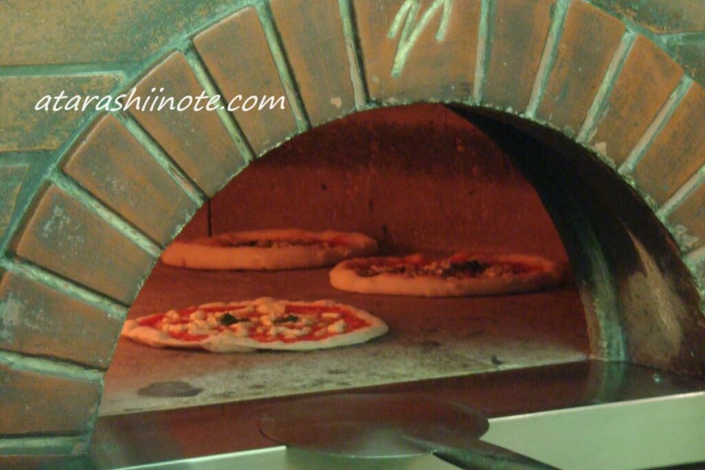 ピザ釜の中で焼いているピッツァ