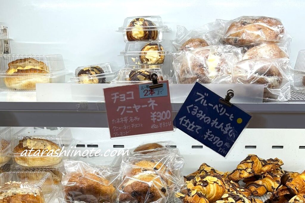 冷蔵のディスプレイに並ぶチョコクニャーネ