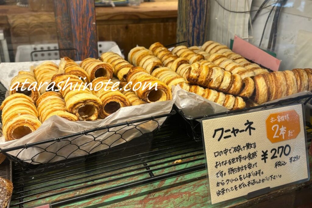 ショーケースに並ぶクニャーネ