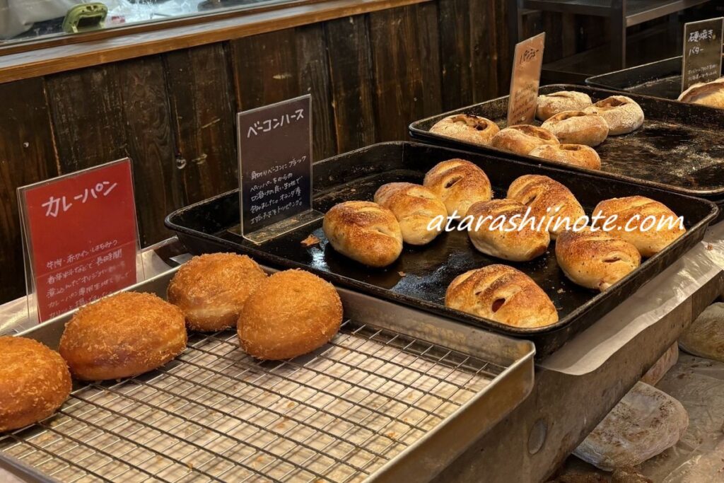 商品棚に並ぶカレーパン