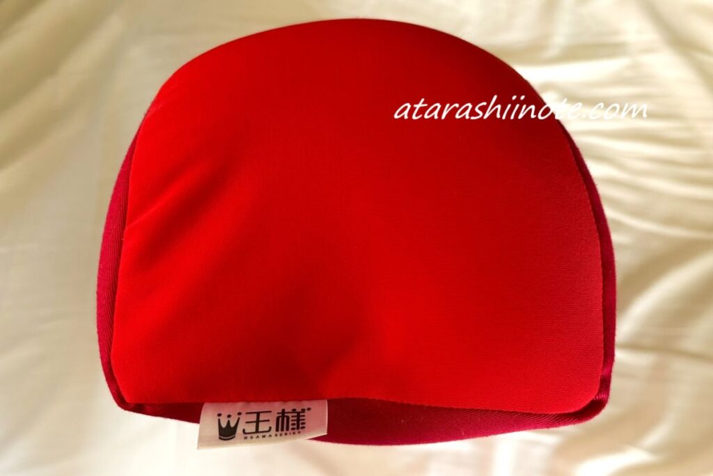 王様の足枕の側面とブランドタグ