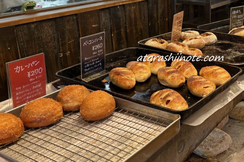 たま木亭の店頭に並ぶ揚げ立てのカレーパン