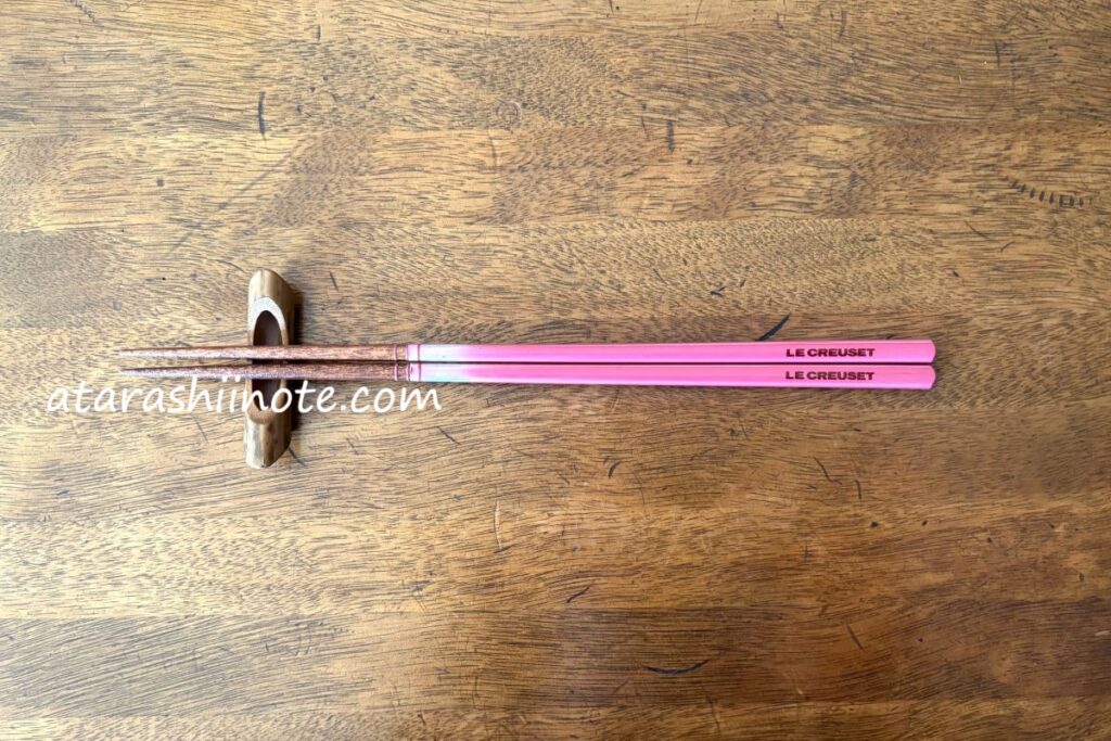 箸置きに乗せたル・クルーゼのスクエア・チョップスティック