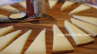 木製のプレートに並ぶ、カットされたペコリーノ