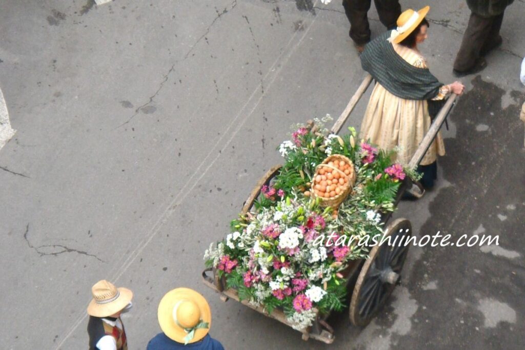 フィレンツェの復活祭の行列　山車の後ろに続く卵を運ぶ花車（はなぐるま）