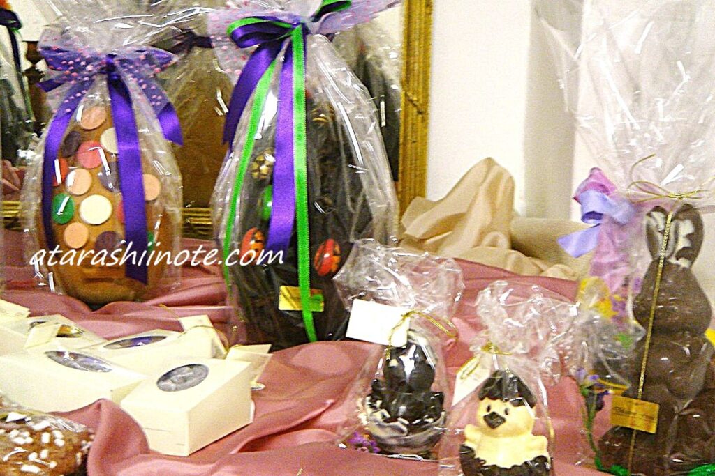 イタリアの復活祭のお菓子　チョコレートで作られたイースターエッグ